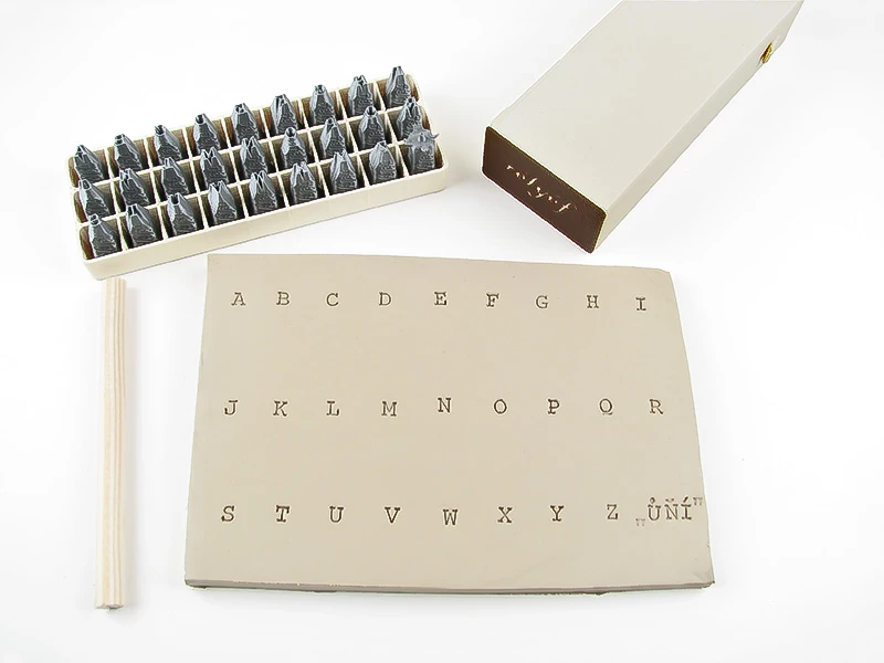 Rélyéf stemple alfabet Courier 4mm w pudełku